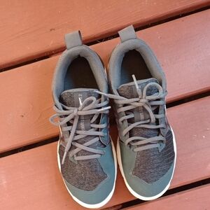 Women's Gray and Black Sneakers‎